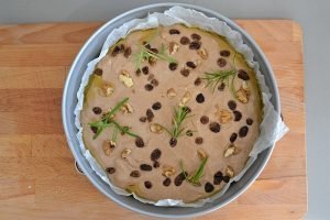 teglia con impasto del castagnaccio da infornare