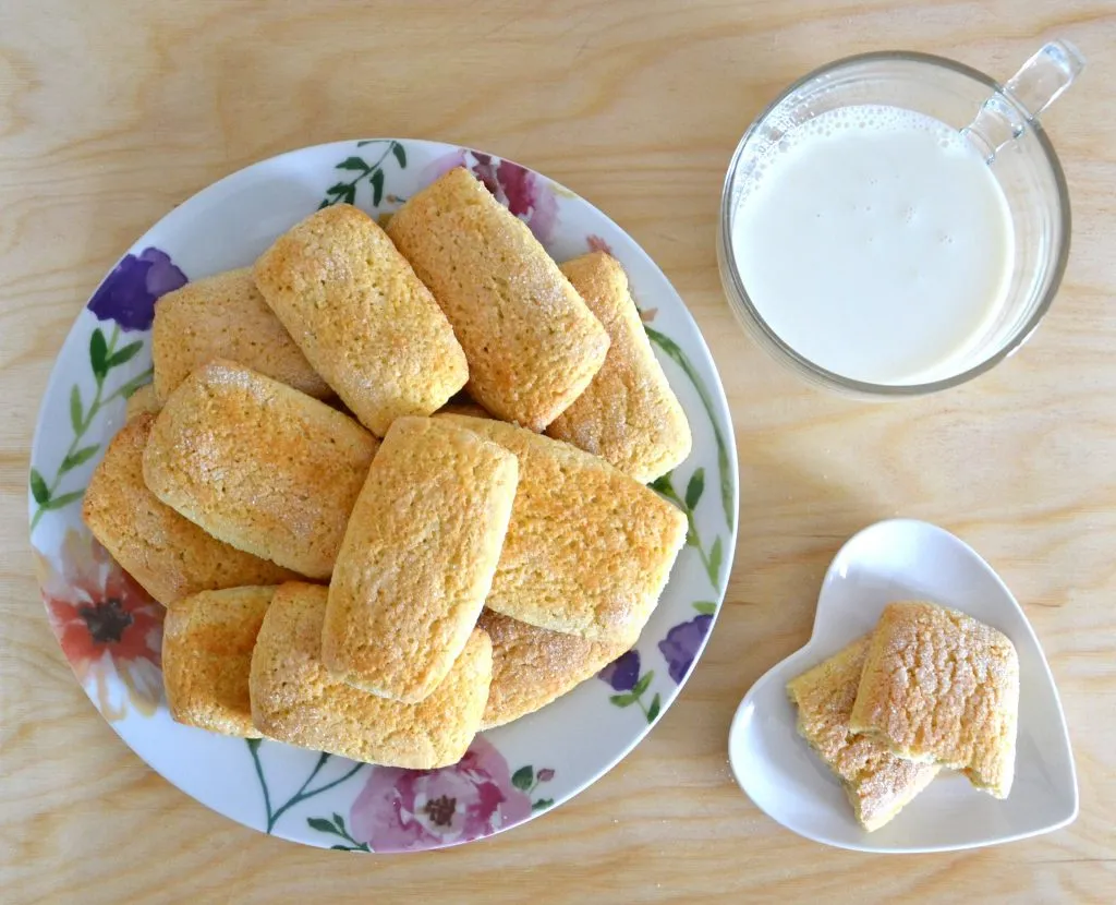 piatto di pastarelle pugliesi biscotti