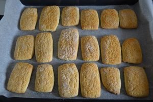 teglia di pastarelle pugliesi appena sfornate