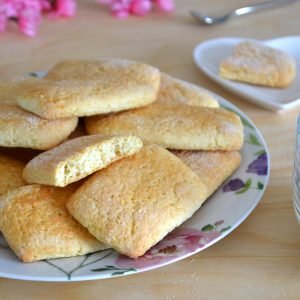 piatto di pastarelle pugliesi biscotti