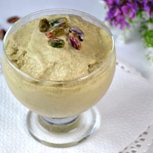 bicchiere di granita siciliana al pistacchio di Bronte