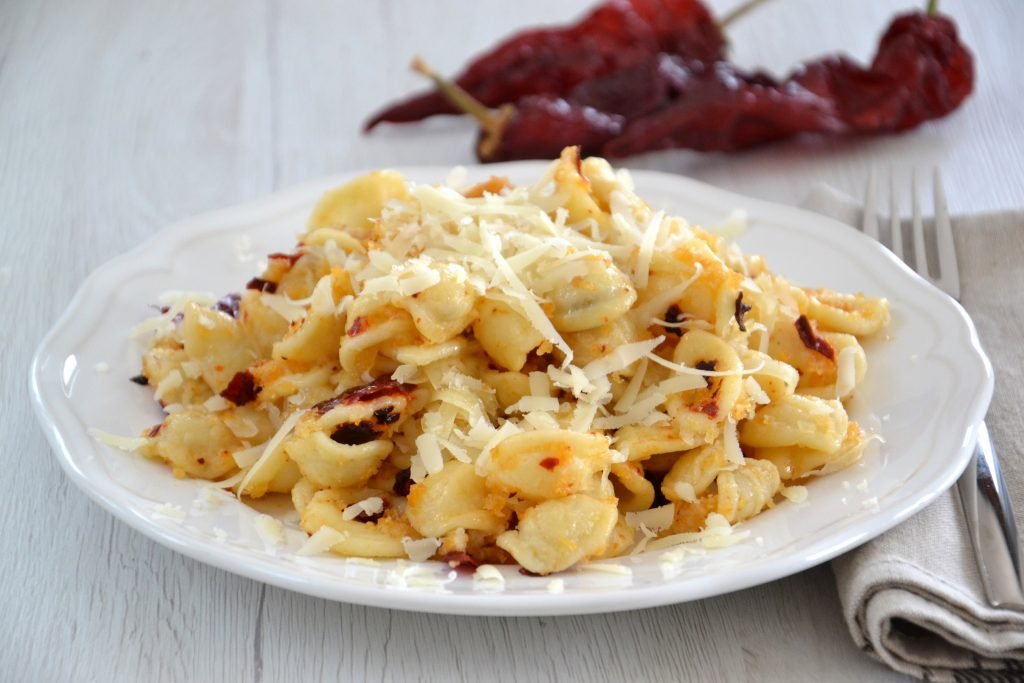 piatto di orecchiette con peperoni cruschi, mollica e caciocavallo