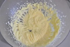 preparazione del ripieno per la torta cappuccina modenese
