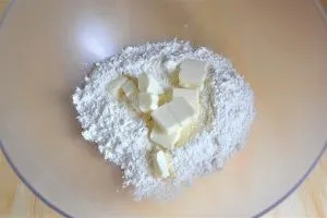 preparazione della frolla per la torta cappuccina modenese