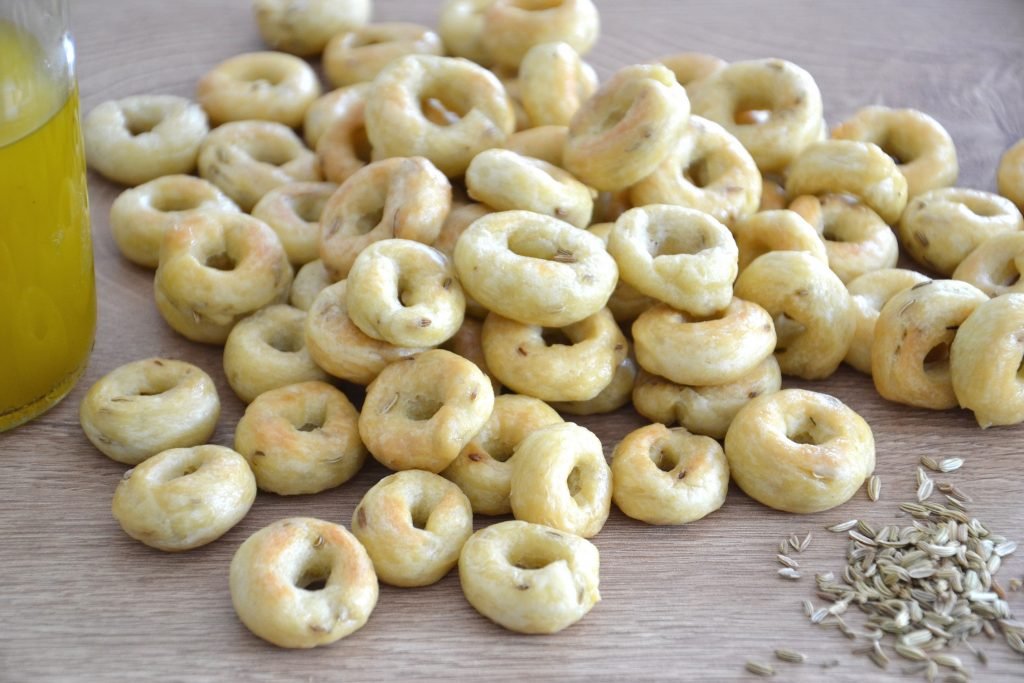 presentazione dei taralli pugliesi con semi di finocchio
