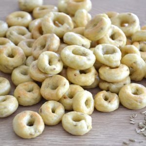 presentazione dei taralli pugliesi con semi di finocchio