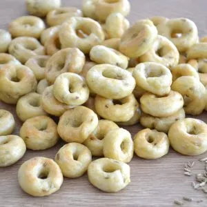presentazione dei taralli pugliesi con semi di finocchio