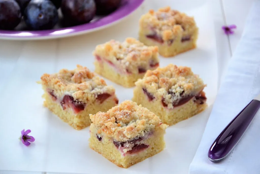 porzione di torta di prugne con crumble