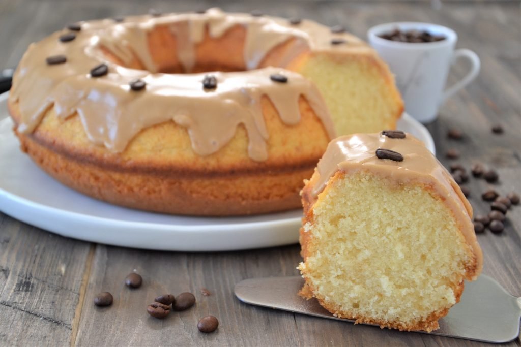 porzione di ciambella al mascarpone con glassa al caffè