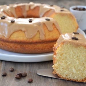 porzione di ciambella al mascarpone con glassa al caffè
