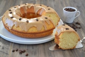 porzione di ciambella al mascarpone con glassa al caffè