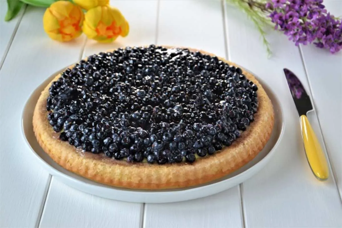 crostata morbida con crema e mirtilli