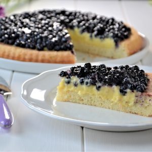 porzione di crostata morbida con crema e mirtilli