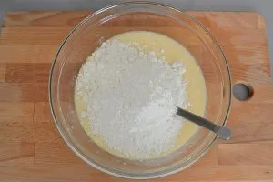 preparazione della ciambella al mascarpone con glassa al caffè