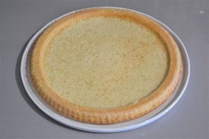 base di frolla della crostata morbida con crema e mirtilli