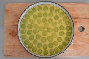 stampo da infornare di torta di mandorle e uva