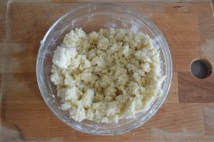 preparazione della torta di prugne con crumble