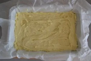 impasto della torta di prugne con crumble