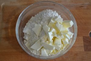 preparazione della torta di prugne con crumble