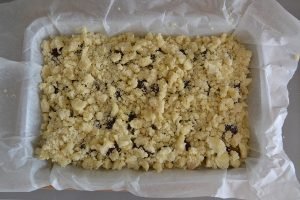 preparazione della torta di prugne con crumble