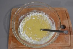 preparazione della torta di ricotta e susine gialle