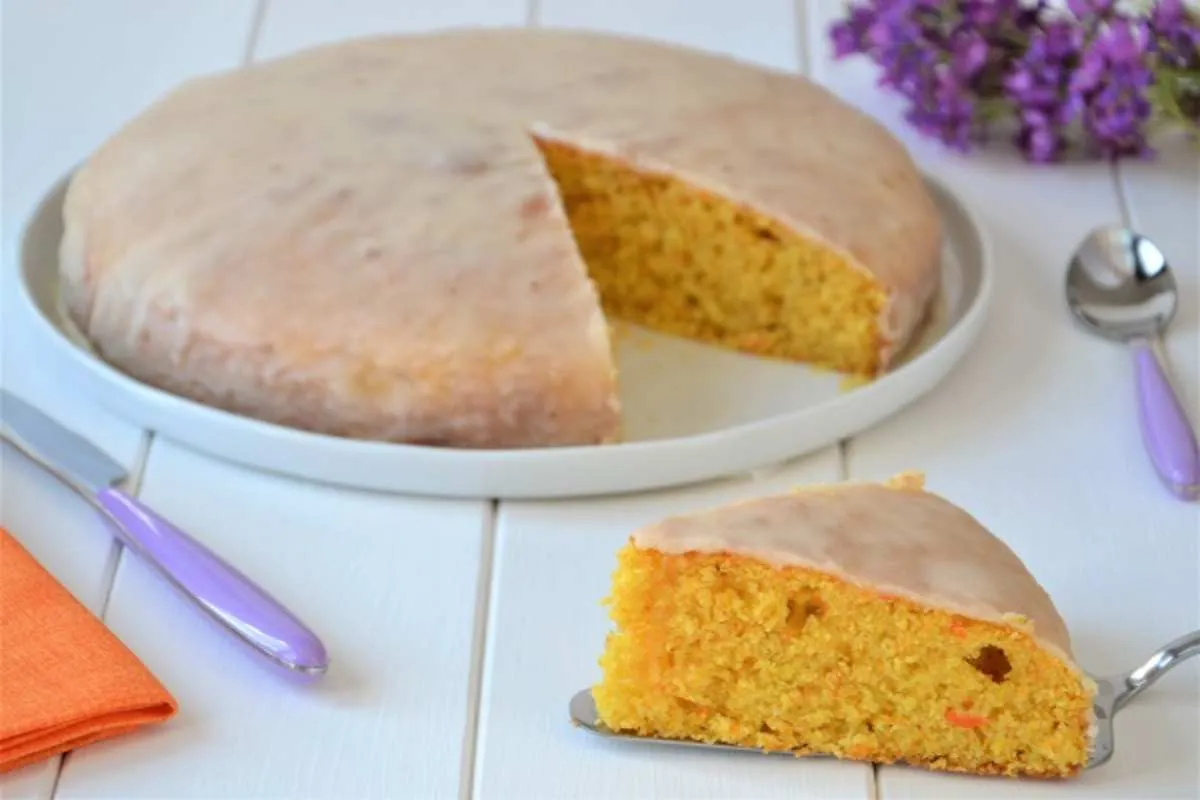 porzione di torta di carote e mandorle