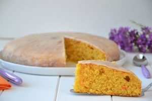 porzione di torta di carote e mandorle