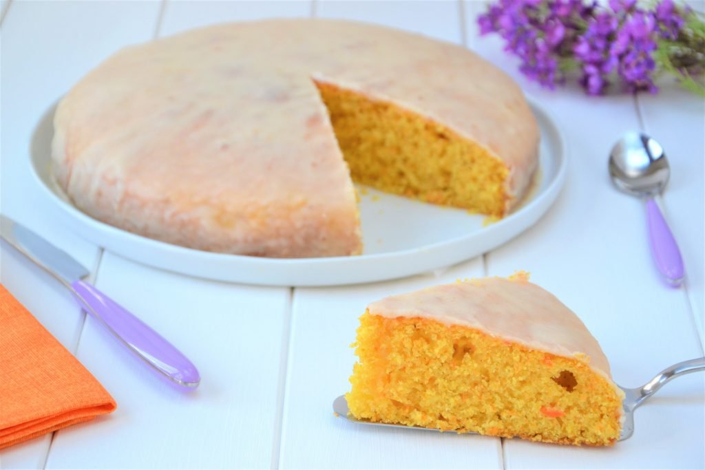 porzione di torta di carote e mandorle