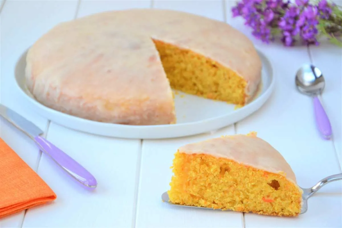 porzione di torta di carote e mandorle