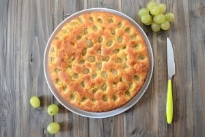 presentazione della torta di mandorle e uva