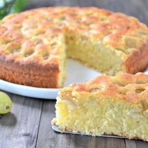 porzione di torta di mandorle e uva