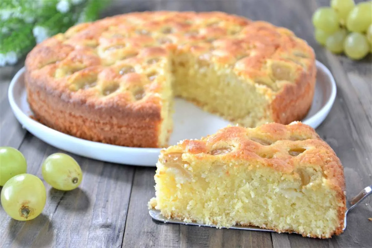 porzione di torta di mandorle e uva