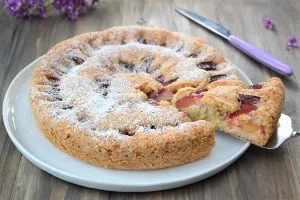 presentazione della torta di prugne soffice