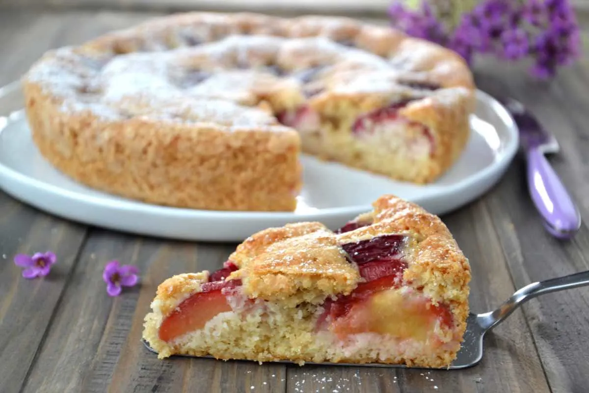 porzione di torta di prugne soffice