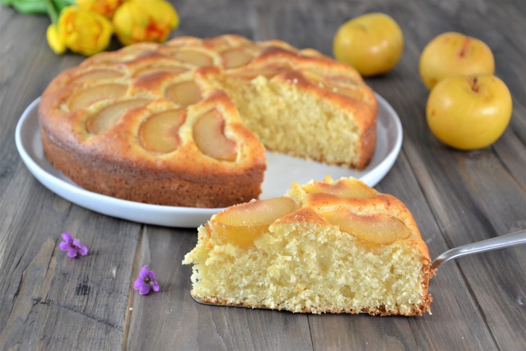 porzione di torta di ricotta e susine gialle