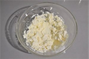 preparazione del tiramisù mimosa all'ananas