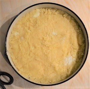 preparazione del pastel vasco o gateau basque