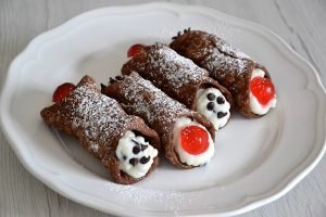 piatto di cannoli siciliani