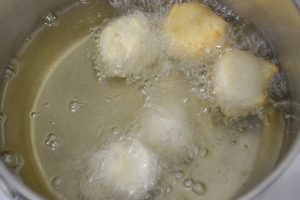 cottura delle castagnole alla ricotta