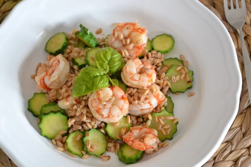 ricetta farro gamberi e zucchine