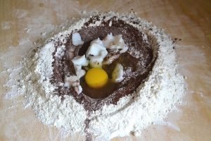 lavorazione dell'impasto dei cannoli siciliani
