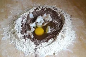 lavorazione dell'impasto dei cannoli siciliani
