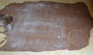 preparazione gusci dei cannoli siciliani