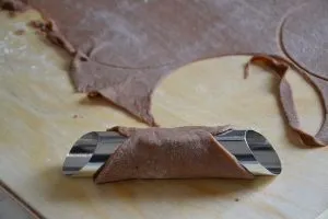 preparazione gusci dei cannoli siciliani