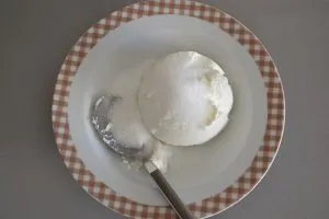 preparazione ripieno del dolce con ricotta pere e cioccolato