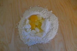 inizio preparazione dolce con ricotta pere e cioccolato