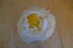 inizio preparazione dolce con ricotta pere e cioccolato