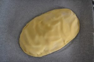 preparazione dolce con ricotta pere e cioccolato