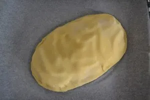 preparazione dolce con ricotta pere e cioccolato