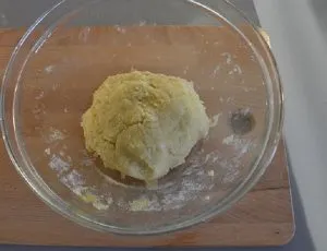 preparazione pasta frolla per il pastel vasco o gateau basque